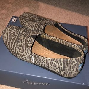 Toms Leeopard Print Shoes